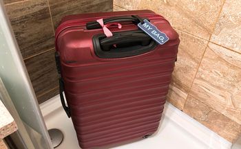 Nocujesz w hotelu? Wstaw walizkę pod prysznic od razu po wejściu