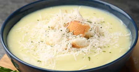 Z resztek rosołu gotuję tę zupę. Aromat sera czuć w całym mieszkaniu