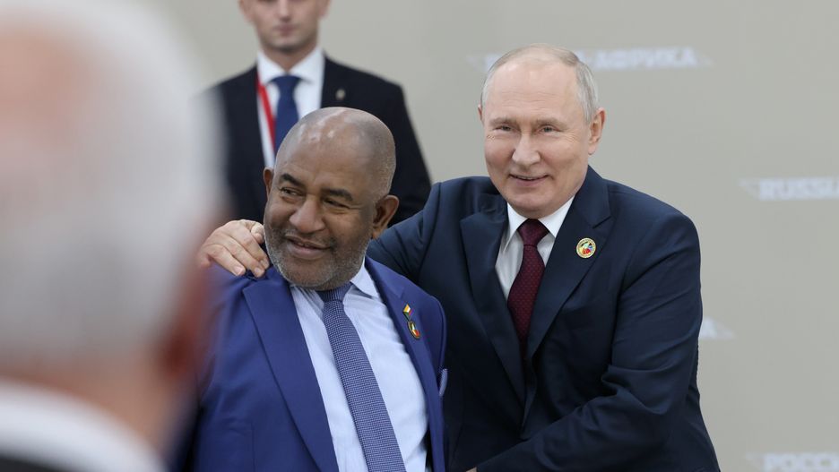 Szczyt Rosja-Afryka w Petersburgu. Prezdent Rosji Władimir Putin wita się serdecznie z prezydentem Unii Afrykańskiej, Azali Assoumanim