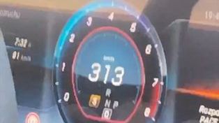 Zdjęcie licznika samochodu, którym celebrytka pędziła ze znajomym.