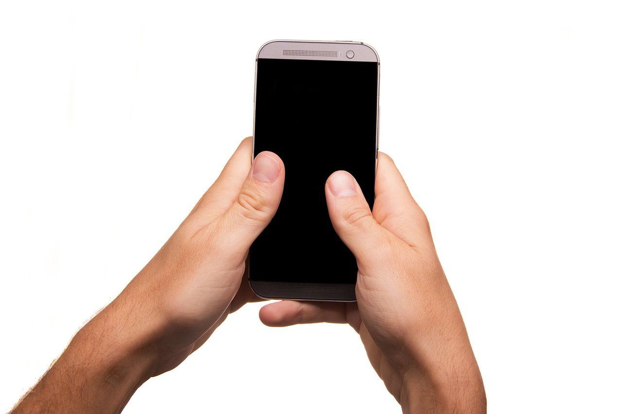 Kobieta zostawiła telefon telefon na jednej z półek sprzedażowych. Złodziej wykorzystał okazję