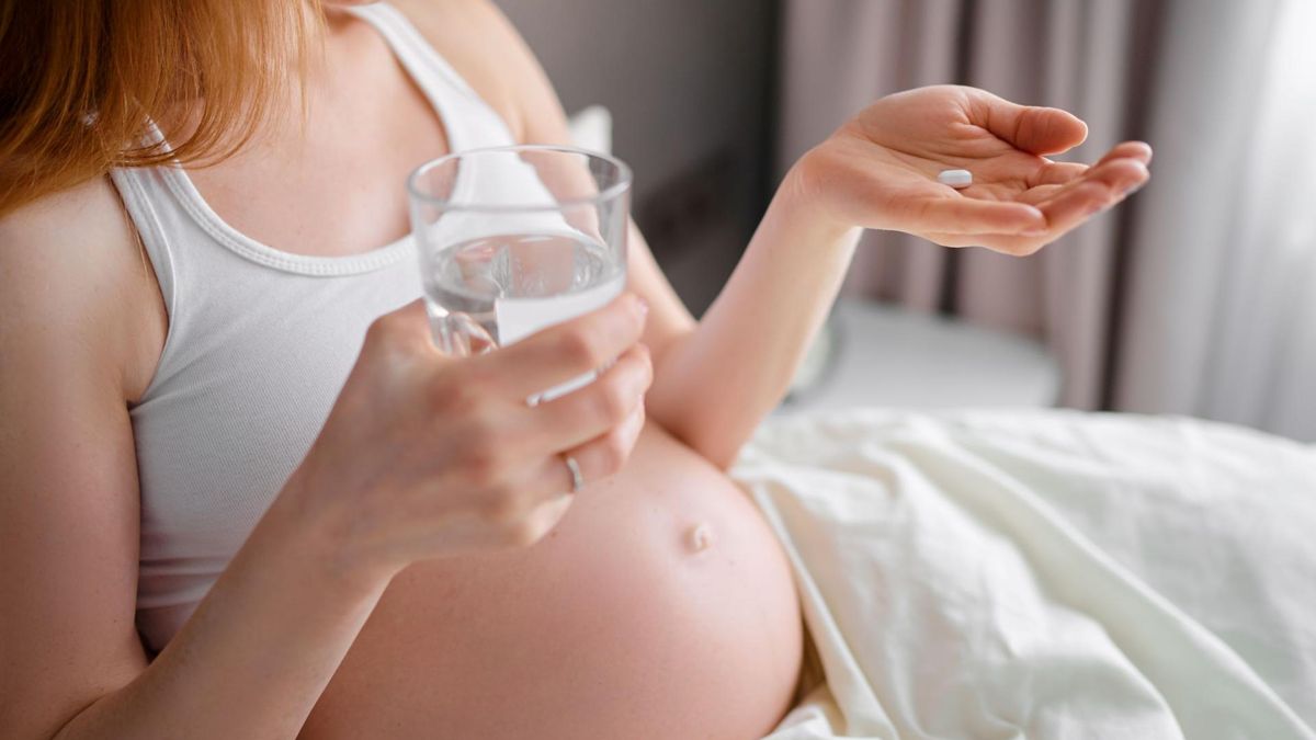 Opryszczkę w ciąży leczy się stosując leki przeciwwirusowe.