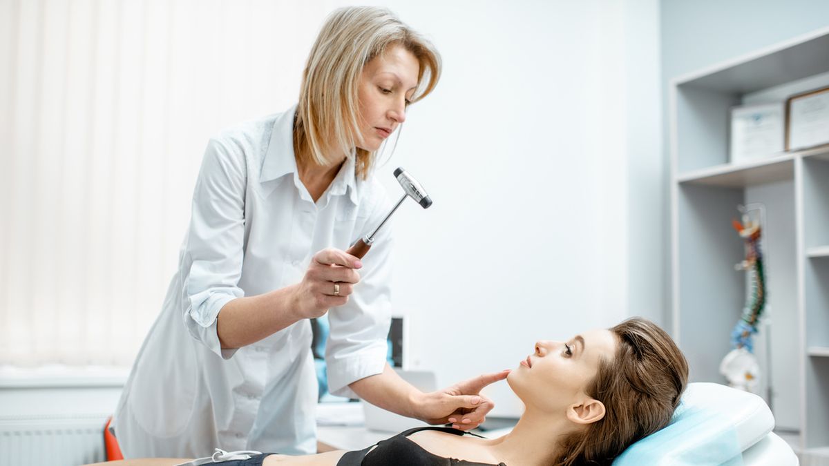 adanie neurologiczne ma na celu powiązanie występujących u pacjenta objawów i zespołów objawów