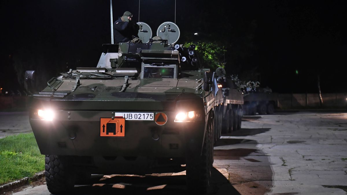 Po polskich drogach będą przemieszczać się pojazdy wojskowe. Na zdjęciu: Wyjazd kolumny wojskowej transporterów opancerzonych Rosomak z 12 Brygady ze Szczecina