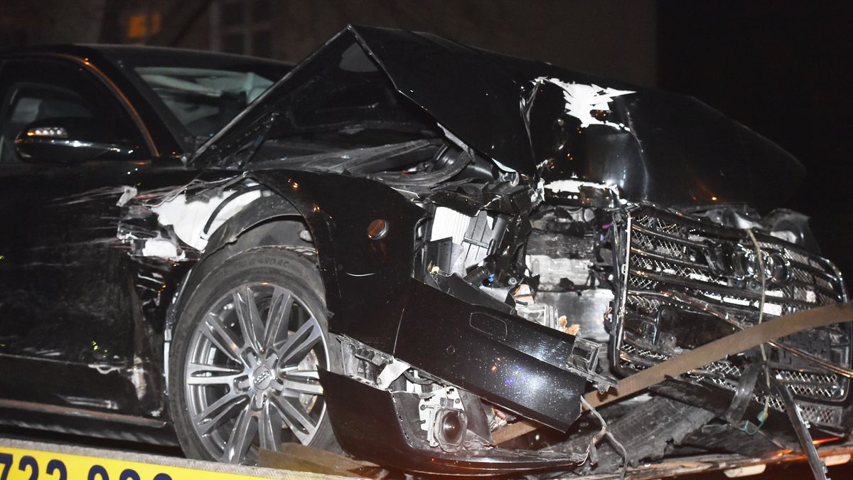 Laweta z rozbitą limuzyną Beaty Szydło