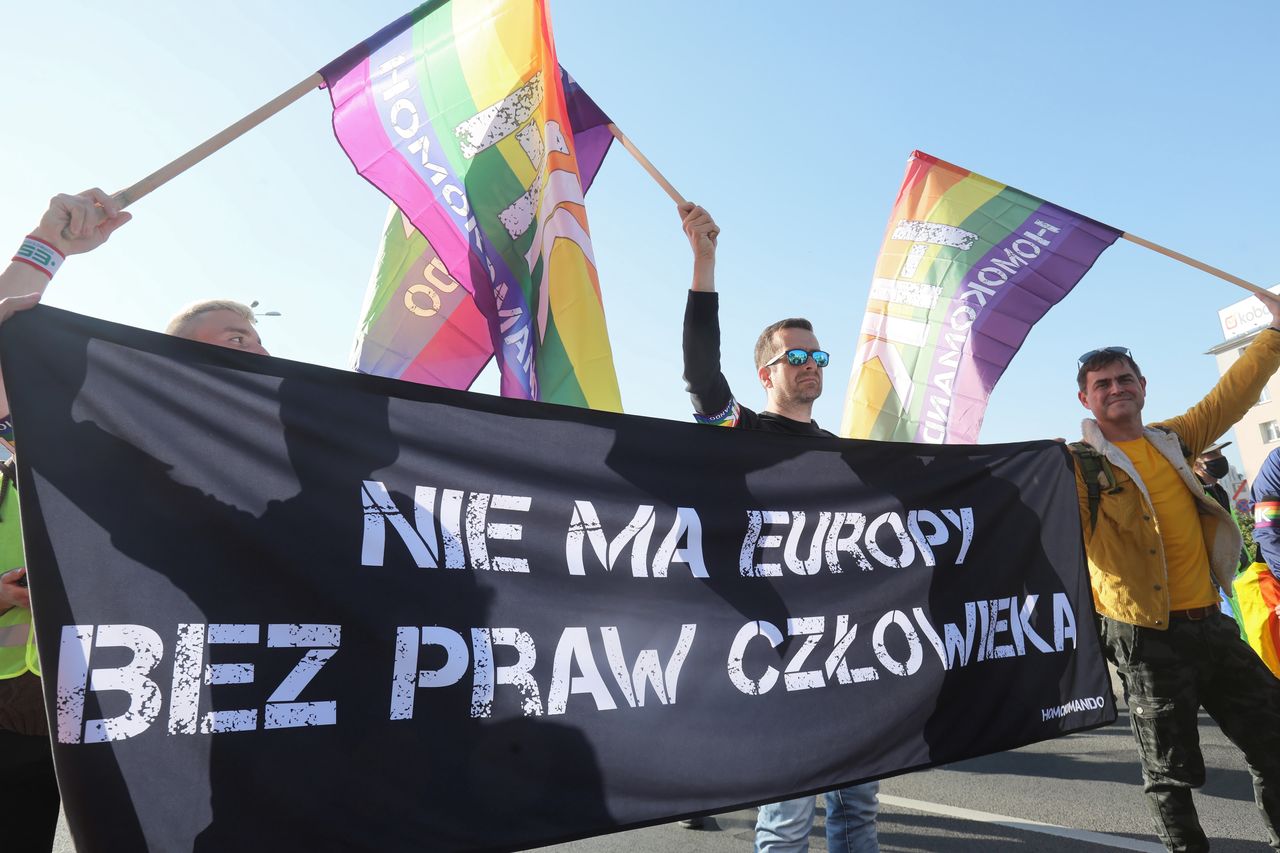 Porady dla pacjentów LGBT+ zniknęły z rządowego serwisu. Były widoczne przez jeden dzień