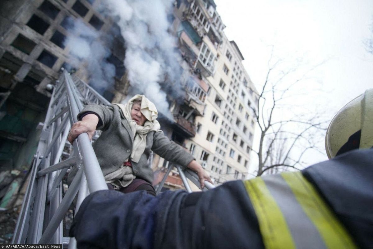 Zbrodnicze działania wojenne Rosji w Ukrainie. Na zdjęciu: ewakuacja mieszkańców ze zbombardowanego przez Rosjan bloku w Kijowie 