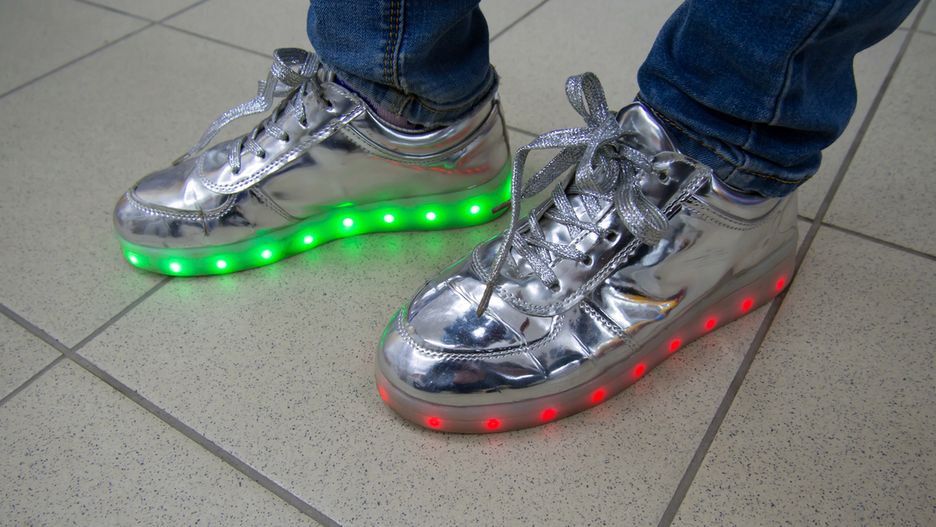 Świecące buty mogą uratować życie