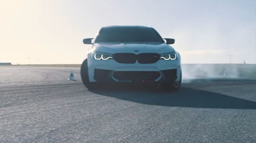 BMW potrafi robić reklamy. Pokazali, jak mama lata bokami w nowym M5