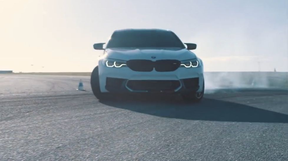 Mimo napędu na cztery koła, nowe BMW M5 bardzo ochoczo driftuje.