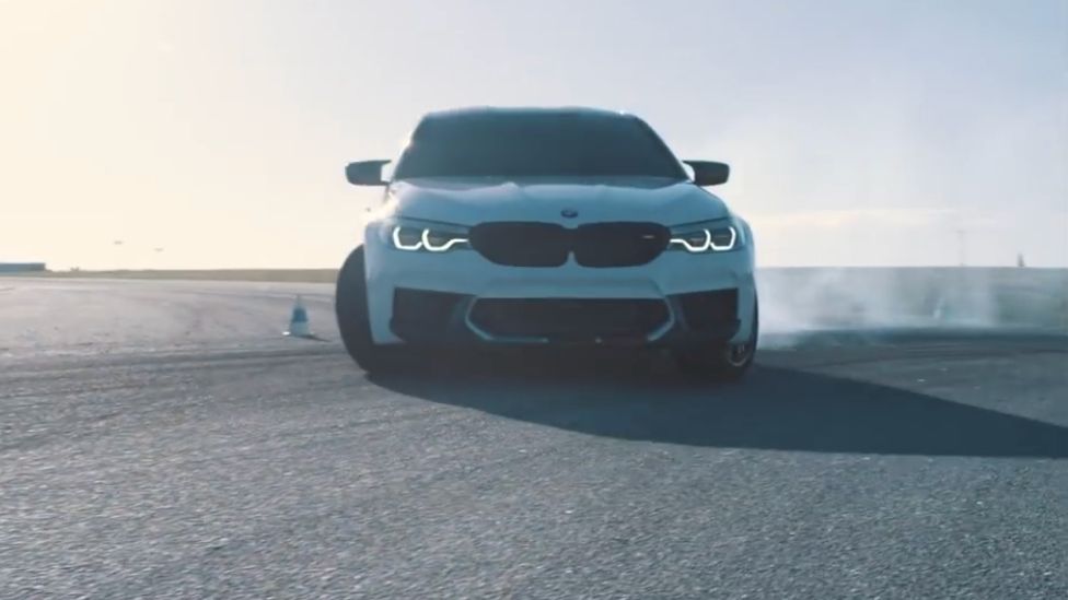 Mimo napędu na cztery koła, nowe BMW M5 bardzo ochoczo driftuje.