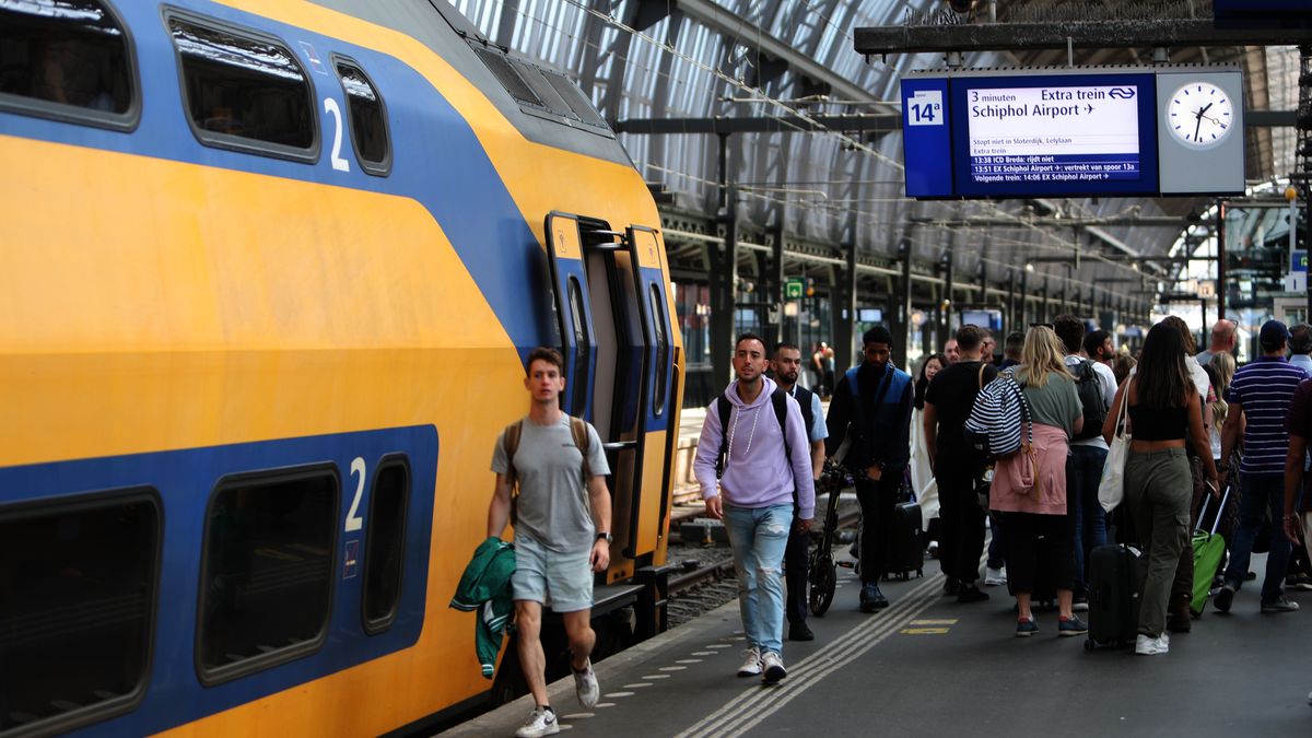 AMSTERDAM, NETHERLANDS - AUGUST 30: A general view of the central station after train services were cancelled due to a railway workers strike in Amsterdam, the Netherlands on 30 August 2022. Railway workers' strike in the Netherlands cause travel disruptions and badly affect the life of city's residents. It is one of the latest strikes in Europe against inflation and the rising cost of living. Dutch Railways workers decided to strike after their demands for an increase in salaries were rejected. (Photo by Farouk Batiche/Anadolu Agency via Getty Images)