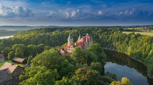 Pałac Gorzanów w Kotlinie Kłodzkiej to jedna z najbardziej okazałych rezydencji na Dolnym Śląsku. Jak tam dojechać?