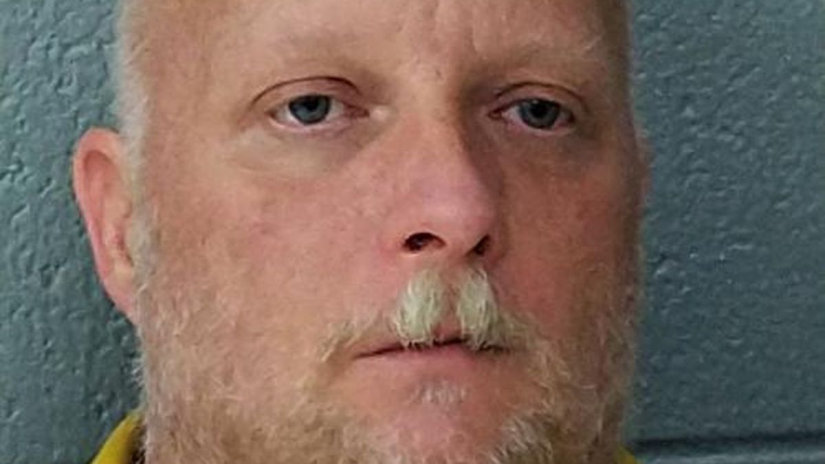 Alexander Feaster wielokrotnie postrzelił młodą kobietę za kradzież nazistowskiej flagi