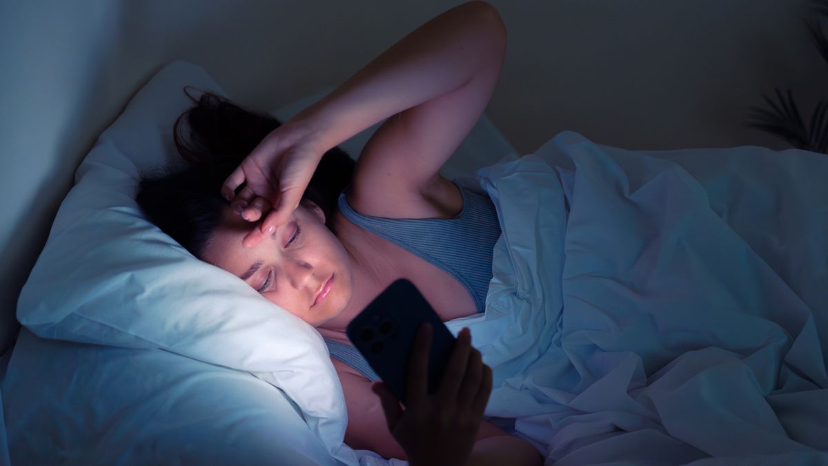 Światło emitowane przez smartfony może zakłócać rytm dobowy