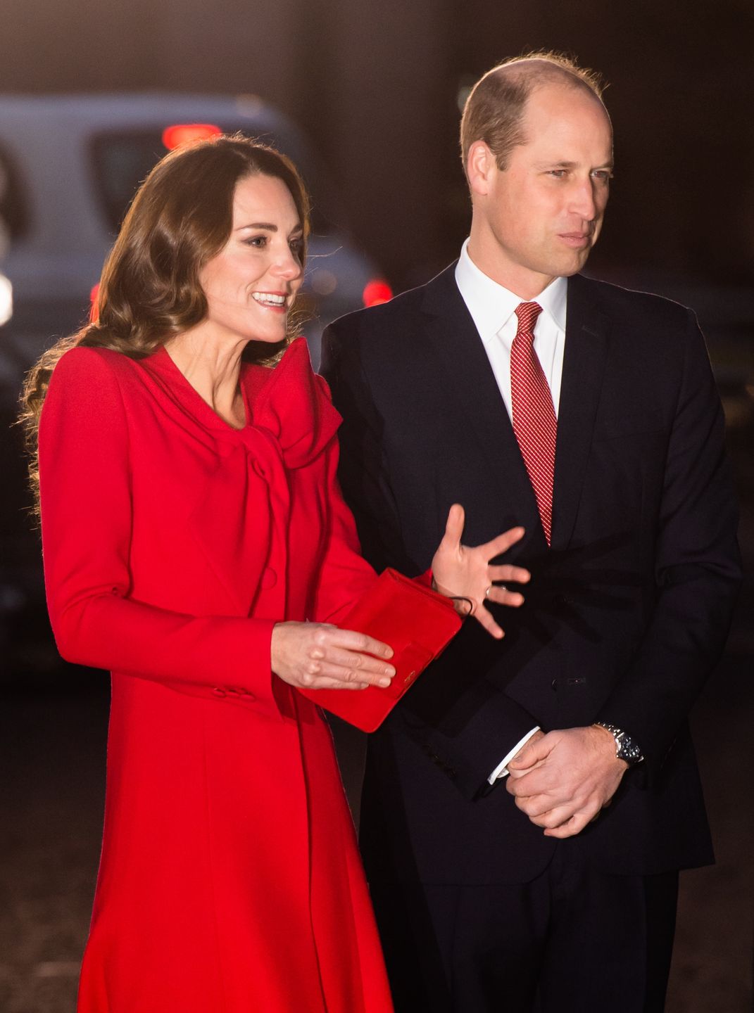 Kate Middleton w czerwonej sukience-płaszczu kolęduje z księciem Williamem