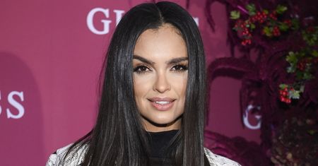 Klaudia El Dursi kusi w różowej bieliźnie. Ależ ona ma figurę