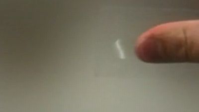 Taśma klejąca sprawia, że zmatowiona szyba staje się przejrzysta (wideo) 1