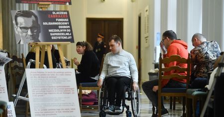 KO zgłosi projekt w sprawie renty socjalnej. Przejmuje inicjatywę obywatelską