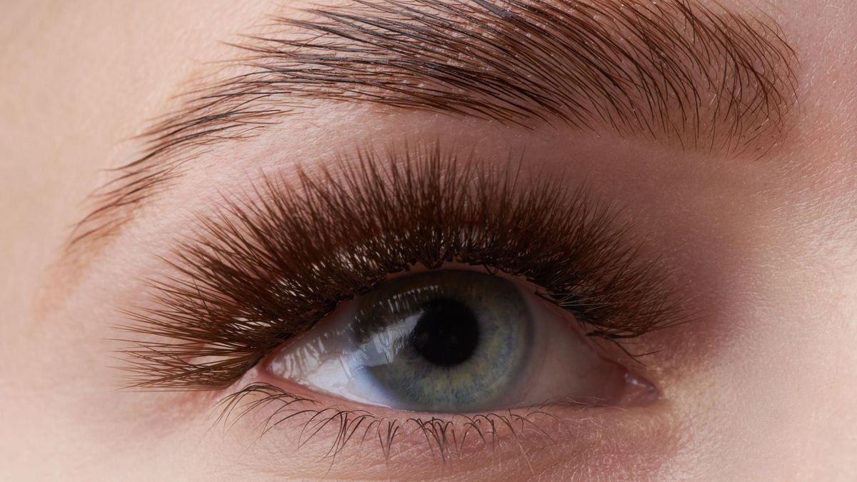 Wypadające brwi mogą być spowodowane problemami hormonalnymi.