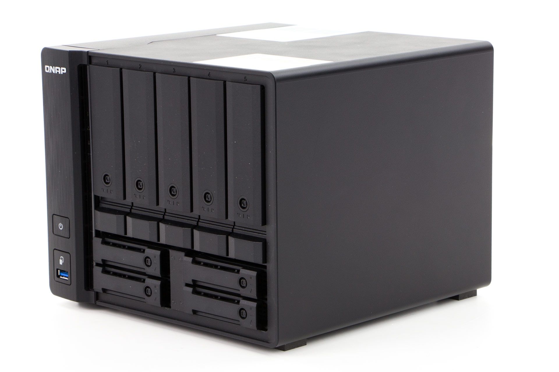 QNAP TS-h973AX - z profilu
