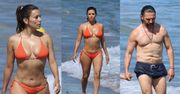 Eva Longoria w pomarańczowym bikini eksponuje talię klepsydry, uskuteczniając "plażing" z mężem (ZDJĘCIA)