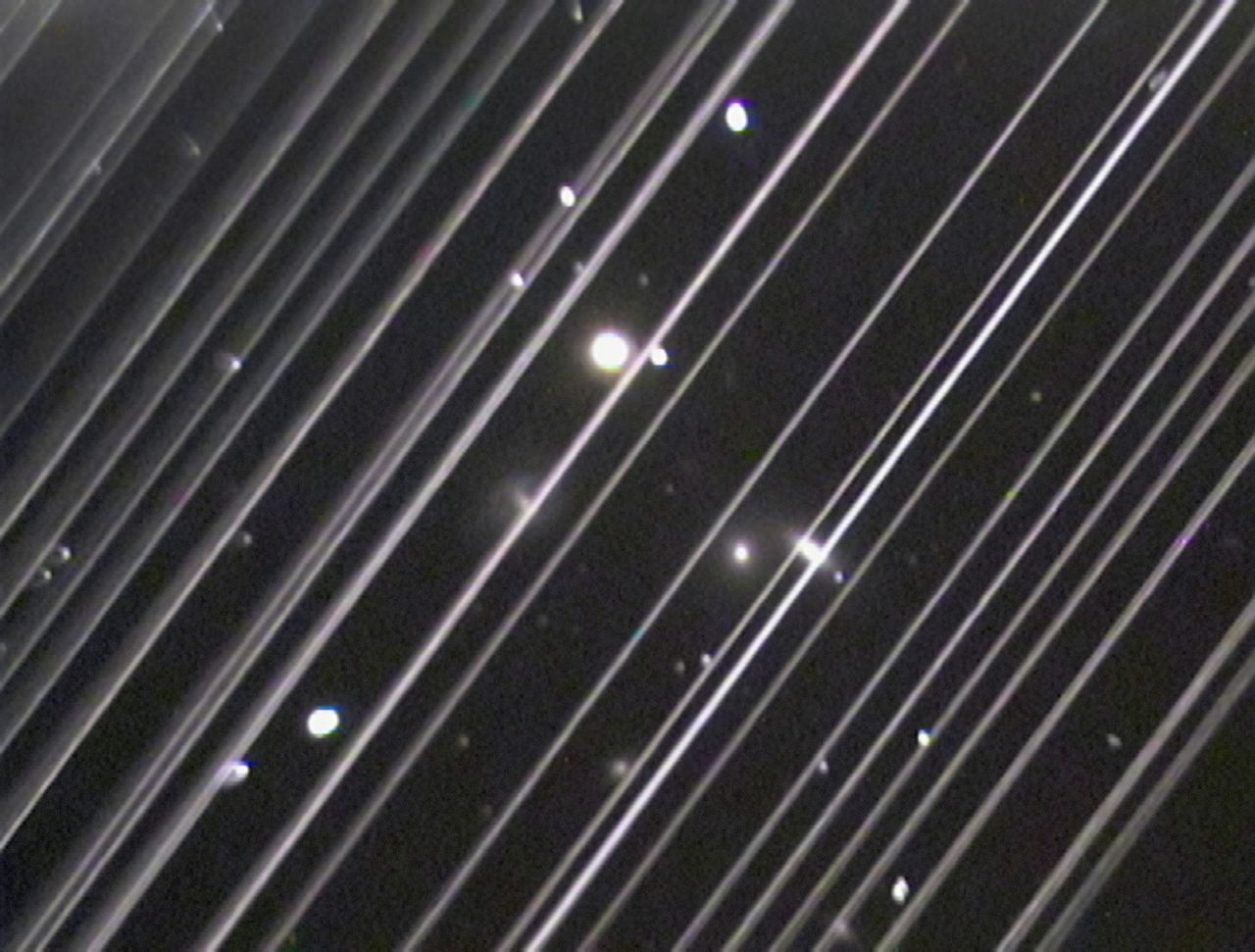 Starlink stanowi problem? Astronom apeluje: Musimy działać natychmiast - Ślady satelitów Starlink SpaceX uniemożliwiają prowadzenie obserwacji astronomicznych