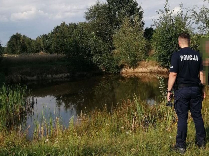 Dziecko wpadło do sadzawki. Było nieprzytomne