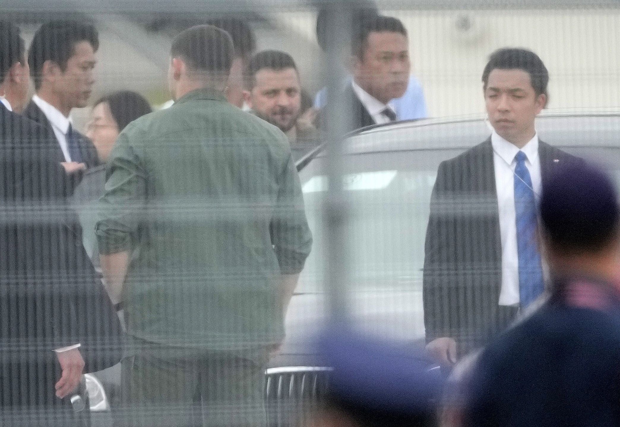 Ukrainian President Volodymyr Zelensky to attend G7 Hiroshima Summit
epa10639958 Ukrainian President Volodymyr Zelensky (C) is seen through a fence as he arrives at the Hiroshima airport to attend the G7 Hiroshima Summit in Hiroshima, Japan, 20 May 2023. The G7 Hiroshima Summit will be held from 19 to 21 May 2023.  EPA/FRANCK ROBICHON 
Dostawca: PAP/EPA.
FRANCK ROBICHON