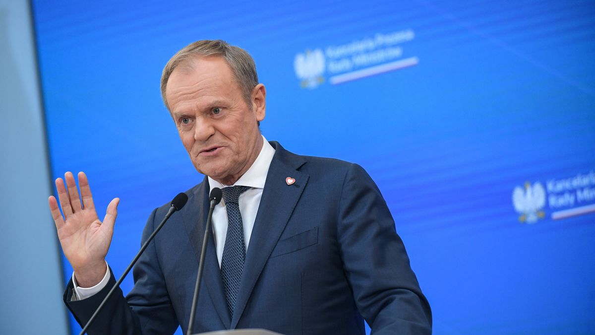 Warszawa, 16.04.2024. Premier Donald Tusk podczas konferencji prasowej po posiedzeniu rządu w siedzibie KPRM w Warszawie, 16 bm. (amb) PAP/Marcin Obara