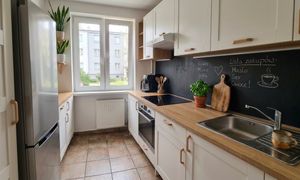 Zapomnij o kafelkach i szkle nad blatem. To tańsze rozwiązanie robi furorę w kuchni