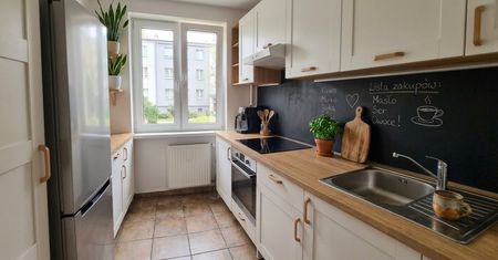 Zapomnij o kafelkach i szkle nad blatem. To tańsze rozwiązanie robi furorę w kuchni