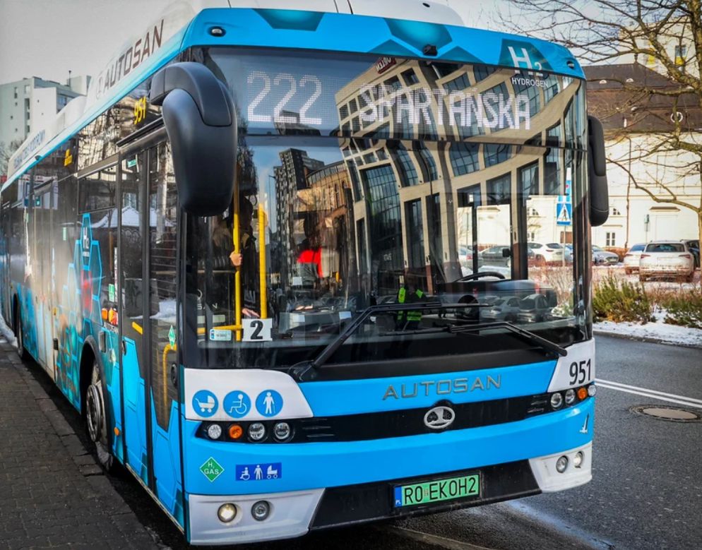 Niebieskim autobusem pochwalił się sam prezydent Warszawy