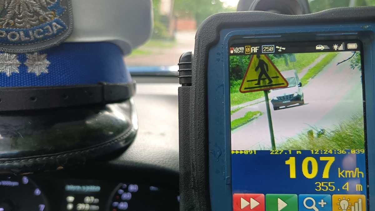 Gnał ponad 100 km/h tuż przed przejściem dla pieszych. Drakońska kara od policji