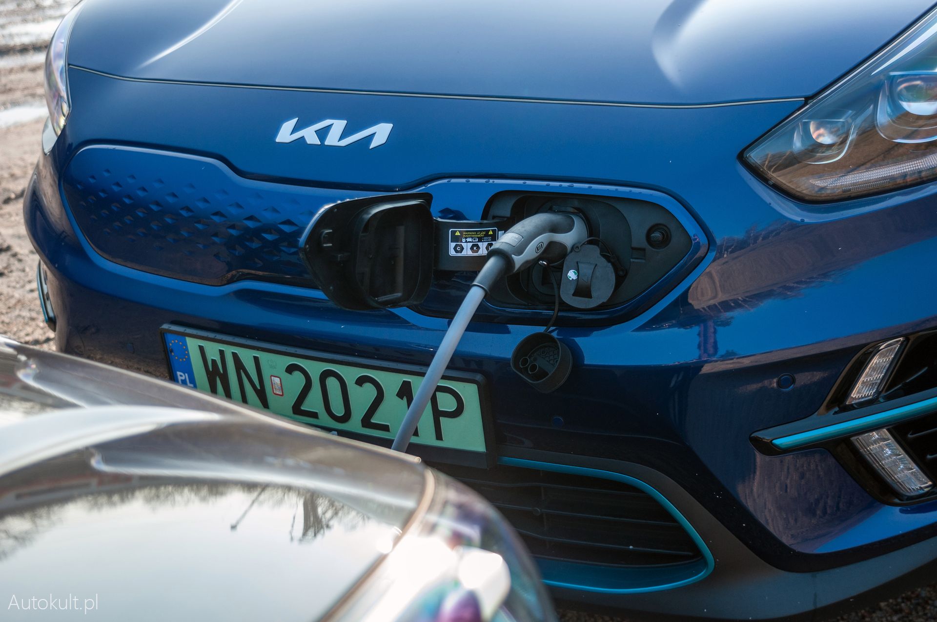 Kia e-Niro vs. Kia Niro PHEV (2021)