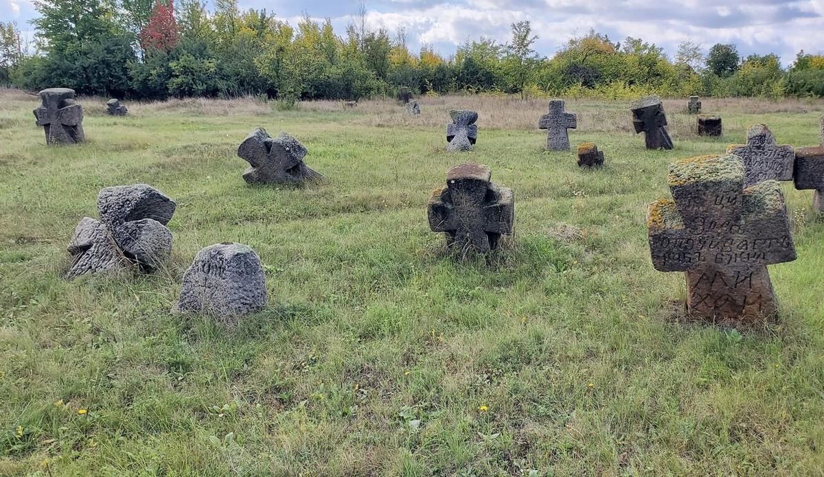 Активісти роблять реєстр давніх українських цвинтарів, поки держава стоїть осторонь