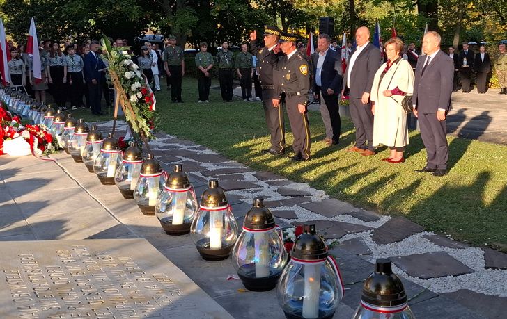 Ostrowiec pamięta o ofiarach egzekucji. 84. rocznicę uczczono poza Rynkiem
