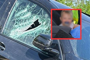 Półtoraroczne dziecko było samo w aucie. Policjanci musieli wybić szybę