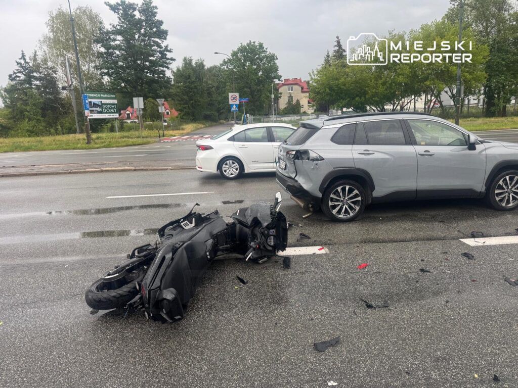 Warszawa: Kierujący motocyklem wjechał w tył auta. Porzucił maszynę i uciekł pieszo