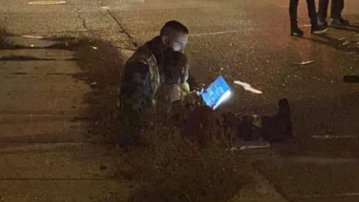 Strażak siedział z dziewczynką na chodniku