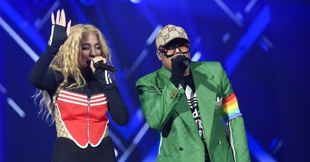 Zagraniczne media piszą o "Sylwestrze Marzeń". Tęczowe opaski Black Eyed Peas zrobiły furorę za granicą