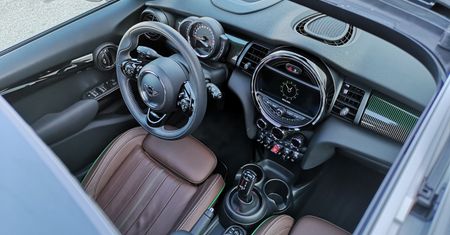 MINI Cooper S: aplikacja MINI Connected, obsługa systemu oraz audio Harman Kardon