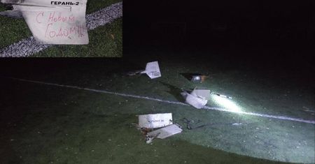 Pozdrowienia z Rosji. Dron z wiadomością rozbił się na boisku