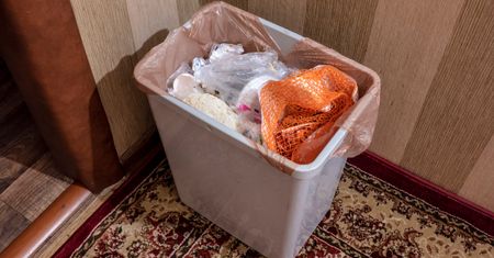 Wsyp trzy łyżki na dno kosza. W hotelach też tak robią