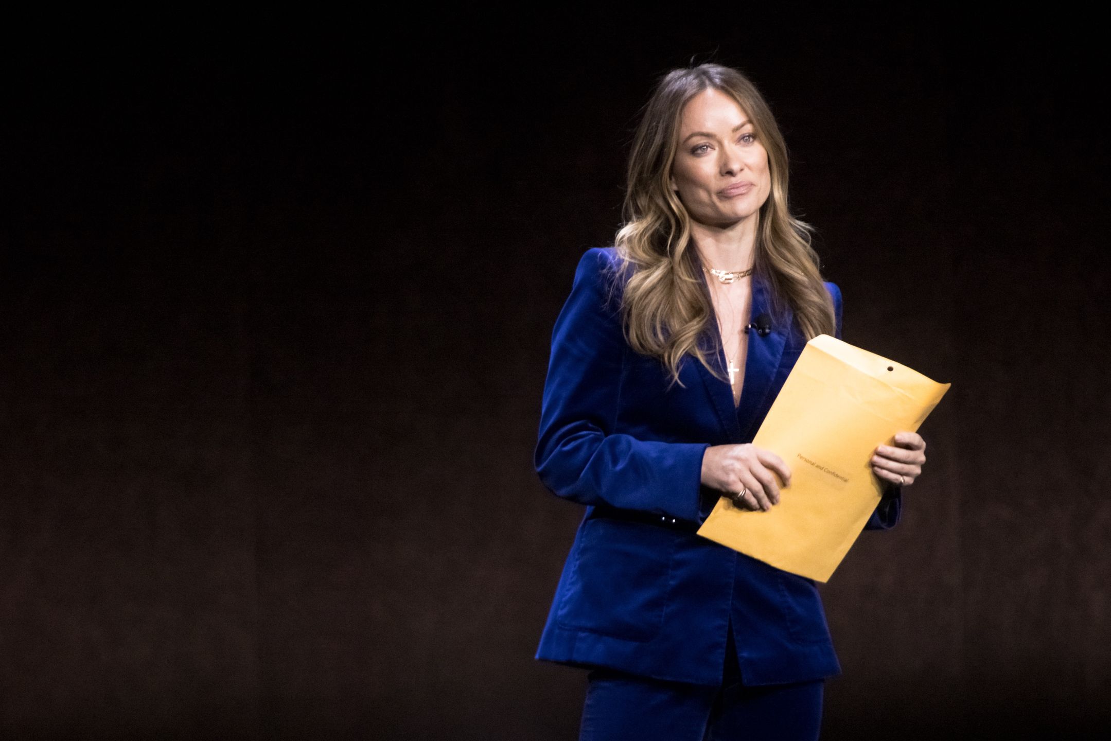 Olivia Wilde odbiera na scenie kopertę z sądowymi dokumentami