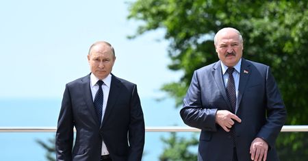Białorusini uciekają z kraju. "Władze w Mińsku są przerażone masowym exodusem"