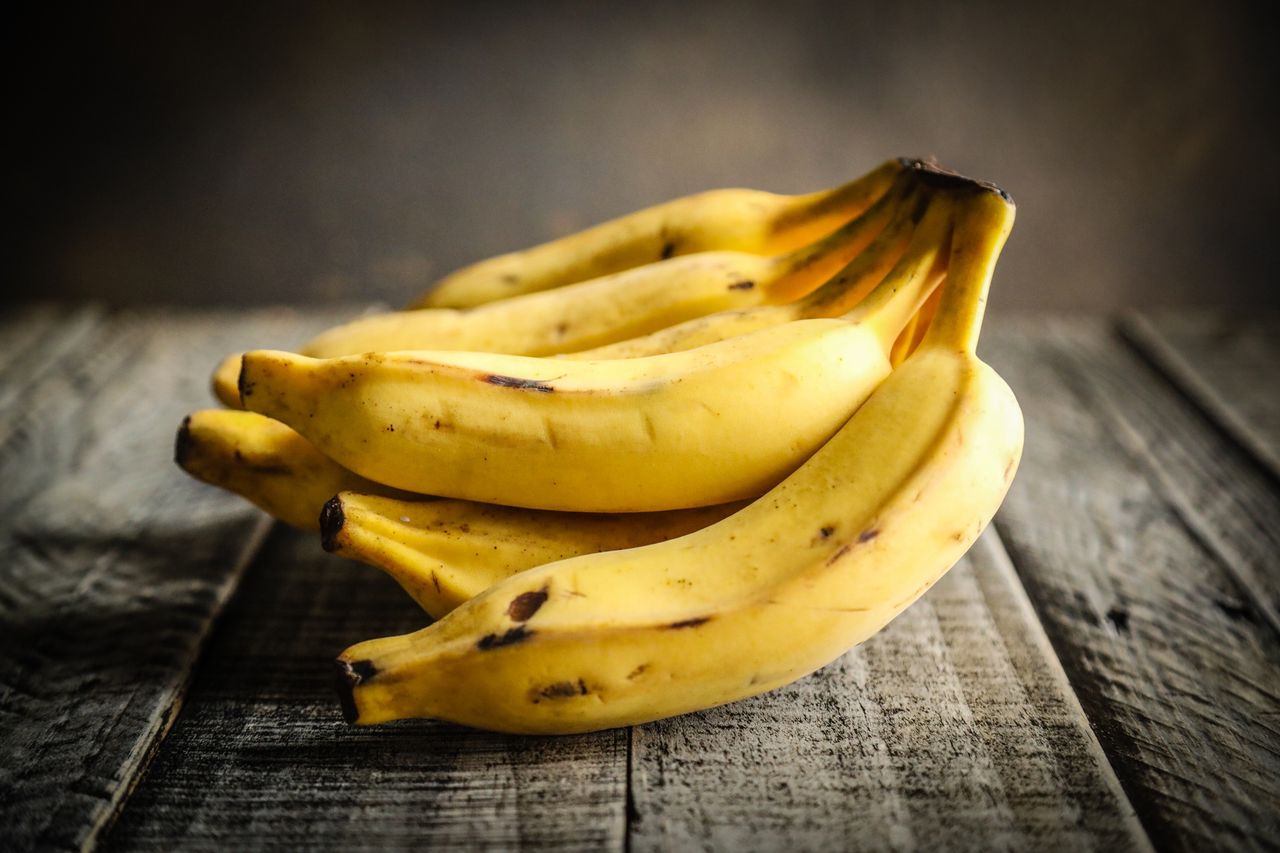 Banan zielony, żółty czy w brązowe plamki? Który jest najzdrowszy? Kolor ma znaczenie