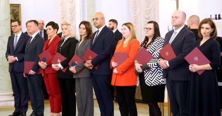 Ministrowie powinni oddać odprawy? Jest głos z PiS