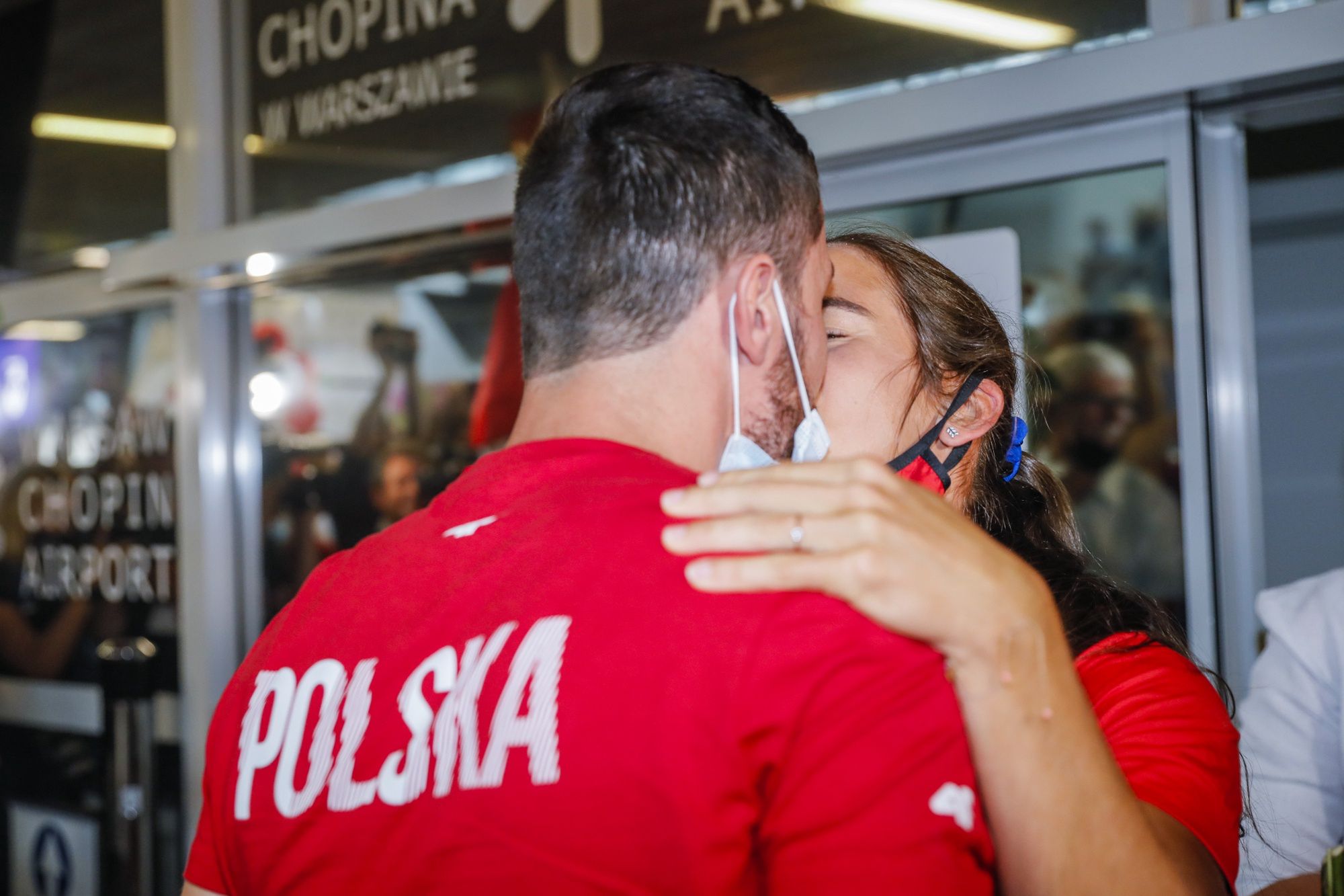 Maria Sajdak wita się z ukochanym po powrocie z igrzysk w Tokio 