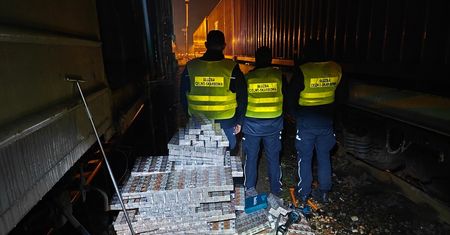 Kontrabanda na dachu pociągu. Funkcjonariusze KAS udaremnili przemy ponad 5 000 paczek papierosów ukrytych na dachu